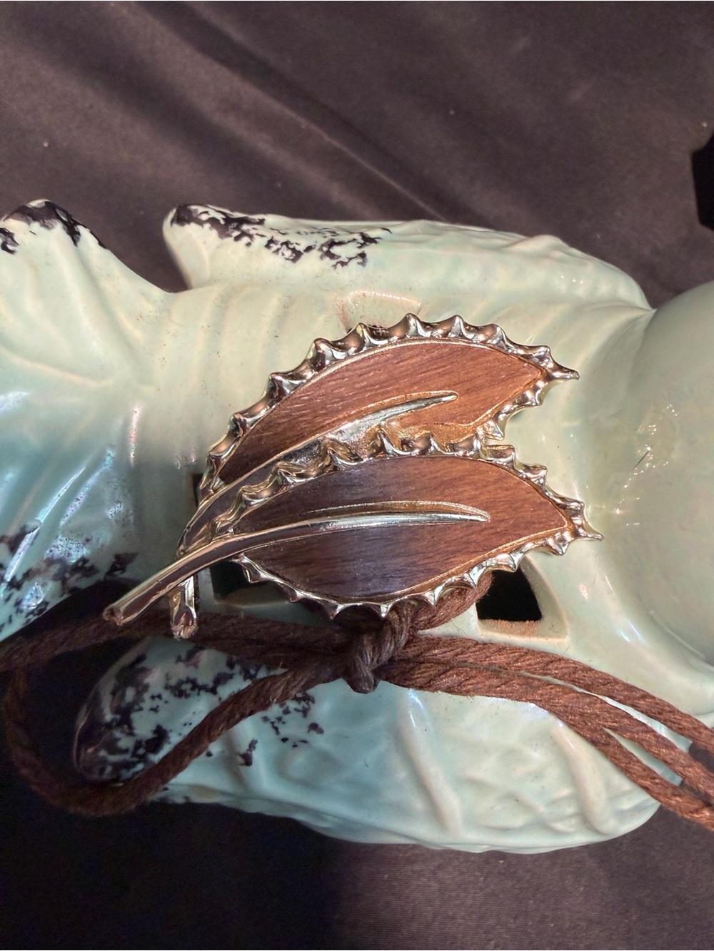 Sarah Coventry Vintage “Wooded Beauty”, Stamped. Gold-Tone Brown Leaf Brooch. - Picture 5 of 5